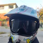 Vendo casco de Moto Cross certificado con sus gafas y guantillas - Img 45654615