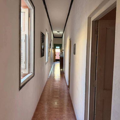 Ofertaaa biplanta en bajos con carporshe,3 cuartos y amplio patio trasero 245 metros en total. Aproveche e invierta!!!! - Img 122708907