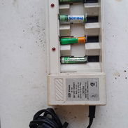 Vendo cargador universal de baterías con 4 baterías  AAA recargables - Img 54340135