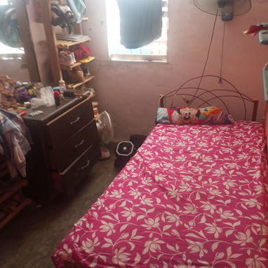 Casa en alto ubicada en Santa Fe Playa   Consta de:   ✌️ cuartos, sala comedor, cocina , baño 🚽, balcón alante - 3/5