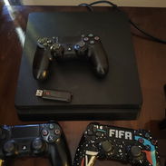 Vendo o cambio ps4 slim de 1t pirateada y con tres mandos - Img 55906614