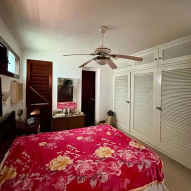 MAJESTUOSA CASA INDEPENDIENTE EN ESQUINA EN NUEVO VEDADO POR 350000! (5 CUARTOS, 5 BAÑOS, JARDÍN Y GARAJE) - 6/8