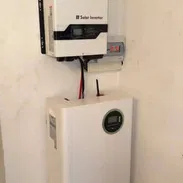 *Kit solar de 6 kw* - Inversor híbrido Must de 6 kw para 110/220 v *Batería MUST de 15 kw 6 paneles 7000 - Img 58309668