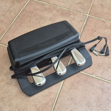 Pedal triple Roland para piano digital 🎹 - Img 121498923
