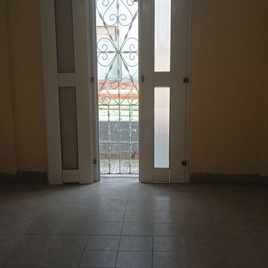 Se vende casa de dos cuartos grandes en primer piso en Centro Habana - Img 121284538