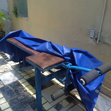 Se vende predicador con algunos discos de hacer pesa y aparato para glúteos y muslo en 400 usd el combo completo int al - Img 122875985
