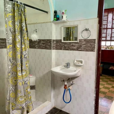 Casa en La Víbora de dos plantas con 2 habitaciones, carpoch y patio de tierra !!! - Img 104679137