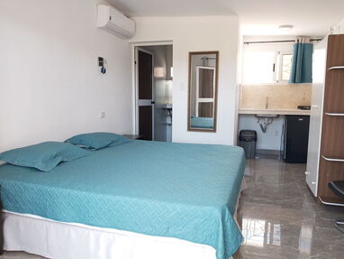 Dos habitaciones independientes con su baño y cocina y una enorme piscina. Whatssap 52959440 - Img 64089680