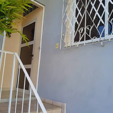 Ofertaaa biplanta en altos con garaje en el Vedado con 3 cuartos en excelente zona!!!! - Img 122707285