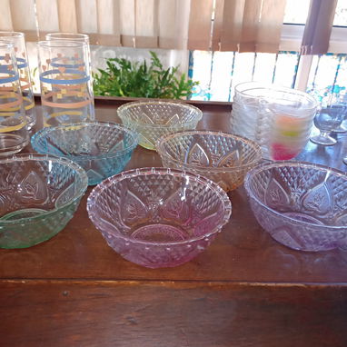 JUEGO DE 6 COPAS AZULES y VERDES  MEDIANAS NUEVAS (40 AÑOS).COMPRADAS EN RUSIA. COPAS VERDES Y LICORERA CON SUS COPITAS. - Img 111345338