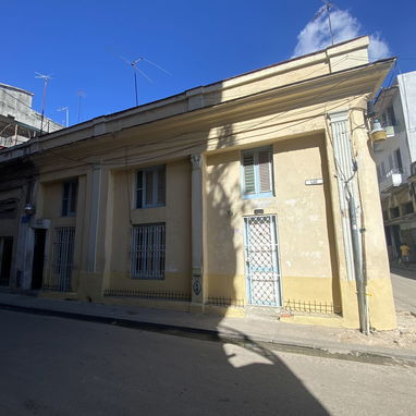 En venta casa colonial en la Habana Vieja. Toda la esquina, excelente para negocio!! - 3/10