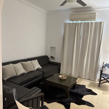 SE VENDE POR EL DUEÑO bello apartamento en Vedado ,  25 y J - Img 108274714