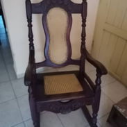 Vendo un sillón mecedor de madera, de uso, en buen estado (59746719 / 54225338) - Img 56359660