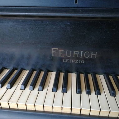 Piano de cola antiguo - Img 94020080