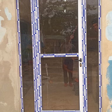 Carpinteria Marqueteria de aluminio y cristal puertas ,ventanas , closet , Bajos de meseta ,paños fijos y más - 9/10