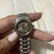 Vendo reloj femenino Orient" y el código NQ1X-Q0 - Img 56021787