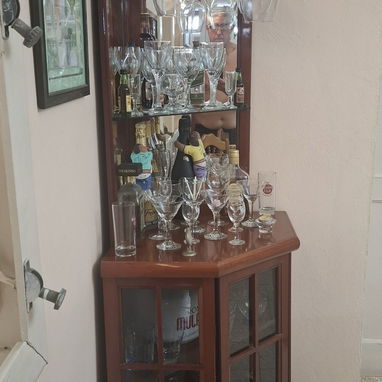 BAR ESQUINERO CON COPAS, VASOS Y BOTELLAS TODO INCLUIDO - Img 124264848