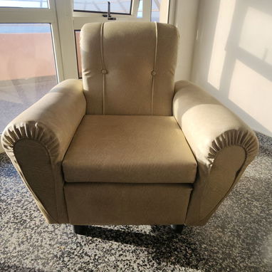 SE VENDE JUEGO DE SALA COMPLETO – COLOR BEIGE - 8/8
