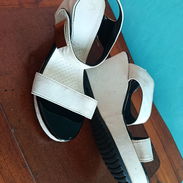 Elegante calzado femenino. De uso como nuevo - Img 57870776