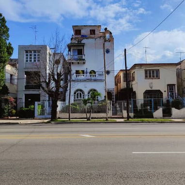 📱 Exclusivo Apartamento en el Corazón del Vedado: ¡Vista a la Avenida 23! 🏙️ - Img 115270973