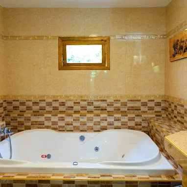 *SE VENDE* Hostal CasaBlanca. 5 Habitaciones, 7 Baños, Piscina Climatizada, Billar, Garage, Jacuzzi, Ranchon. - Img 116759143