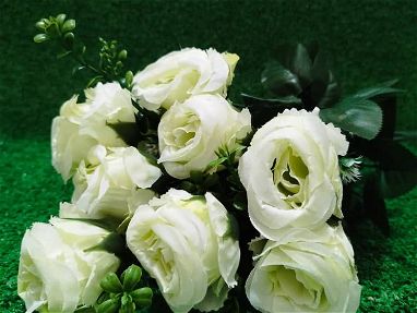 Flores artificiales tipo rosa mediana - Img 67190569