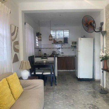 Se vende apartamento puerta de calle, enrejado en Alturas de Belén.Consta de: portal, sala-comedor- cocina ( a la americ - Img 120885151