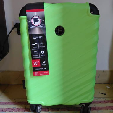 Maletas de viaje de 10 kg con candado numérico. También tiene puertos de carga y cables para cargar el celular - Img 124045449