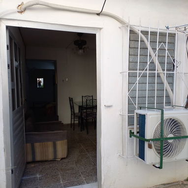 Small Apartment for Rent. Vedado. Very good location near Lennon Park and Hospitals. - Img 122304706
