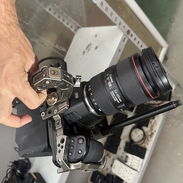 Black Magic 6k 2baterias canon con cargadores 1 SSD sólido 1tb Lente canon 24-105 Jaula tilta - Img 55552551
