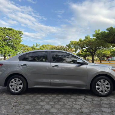 Kia Rio GRIS – $65 USD/día - 2/2
