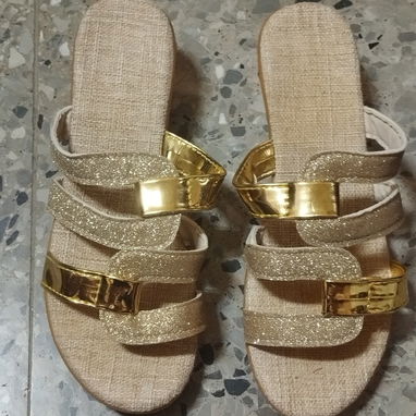 Vendo zapatos de mujer y de jóven, sandalias de plataforma, número 35, poco uso, como nuevo. Me ajusto - 3/3