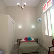 Se alquila por horas o noches un cuarto amplio con acceso directo al balcón - Img 49578504
