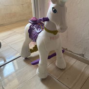 unicornio eléctrico de batería anda en perfectas condiciones. Con su cargador y todo en buen estado - Img 57492325