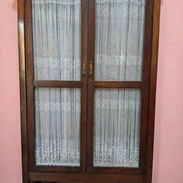 SE VENDE HERMOSO LIBRERO DE CAOBA DE DOS (2) PUERTAS EN PERFECTO ESTADO. - Img 55407247