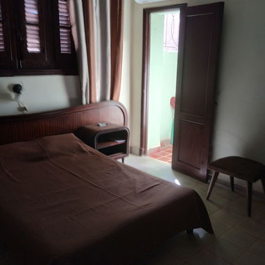 Se alquila apto de dos cuartos por meses cerca de la universidad - Img 116578181