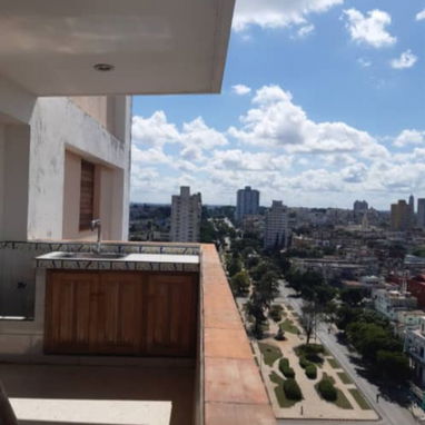 SE RENTA APARTAMENTO DE 2 CUARTOS FRENTE A G, EN EL PISO 18 - 10/10
