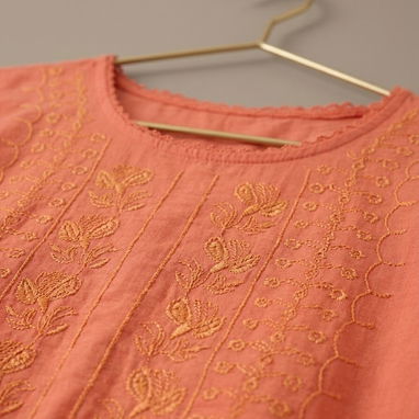 Blusa para mujer bordada fina color coral, mangas medias [Talla L] 13usd - Img 124797790