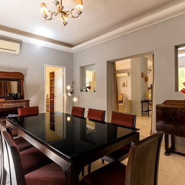 Edificio nuevo en La Habana, Cuba. Capacidad para 3 personas, 4 habitaciones, 4 camas, 5 baños. Disponible para la venta - Img 122920637