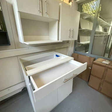 Muebles de cocina diferentes modelos bases y aéreos en MDF hidrófugo importado blanco - Img 106573166