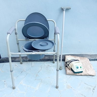 Vendo colchón antiescaras, silla sanitaria y bastón. - Img 122572153