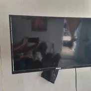 Vendo TV 32 pulgadas cajita incluida su mando y base de la pared - Img 55701710