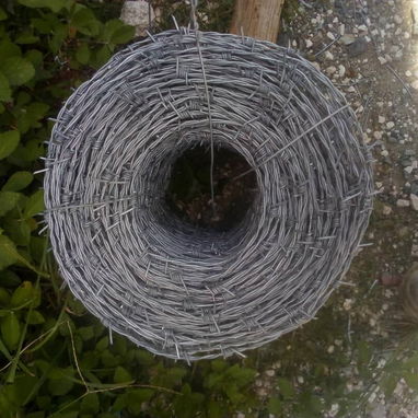 Rollos de malla pirle de 10 metros de largo por 1.80 de alto  y rollos de alambre púa de 300 metros .Interesados al priv - 3/3