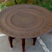 Mesa de bronce con base de madera - Img 45867832