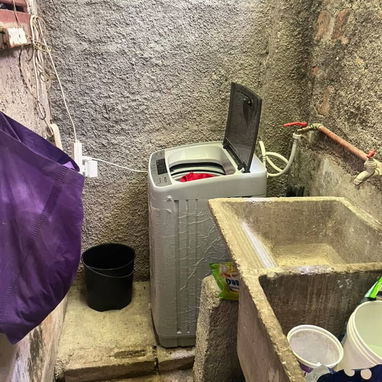 Apartamento en Boyeros. Interior un pasillo de 3 apartamentos, el pasillo tiene reja - 6/9