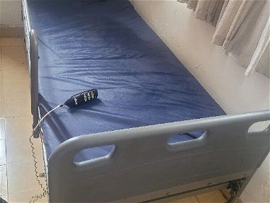 Vendo cama tipo fowler con mando y colchón - Img main-image-46090270