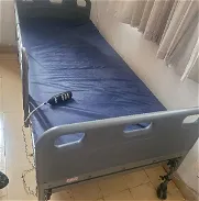 Vendo cama tipo fowler con mando y colchón - Img 46090270