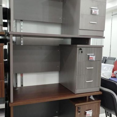 Escritorio con gaveta y llaves para oficina nuevos en su caja mensajería incluida en la Habana comunícate con Pedro - Img 110442286