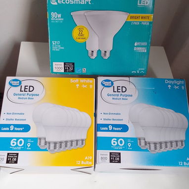 Bombillo led 60W 110V Luz d Dia y Amarilla Consume 9W $1750. Para Exterior led 90W Spot light $5500 54671362 Je - Img 110383494
