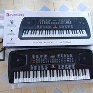 Piano eléctrico trabaja también con pilas 250usd de 54 teclas ,3 niveles de enseñanza,graba ritmo con percusiones,ampli - Img 57646604